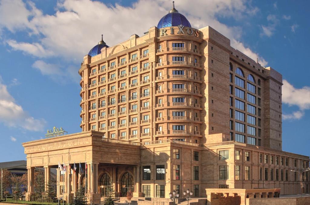 - un grand bâtiment avec des dômes bleus au-dessus dans l'établissement Rixos Khadisha Shymkent, à Chimkent