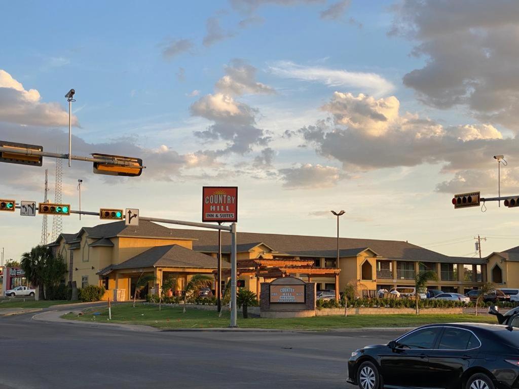 un coche se detuvo en un semáforo en una intersección en Country Hill Inn & Suite Eagle Pass, en Eagle Pass