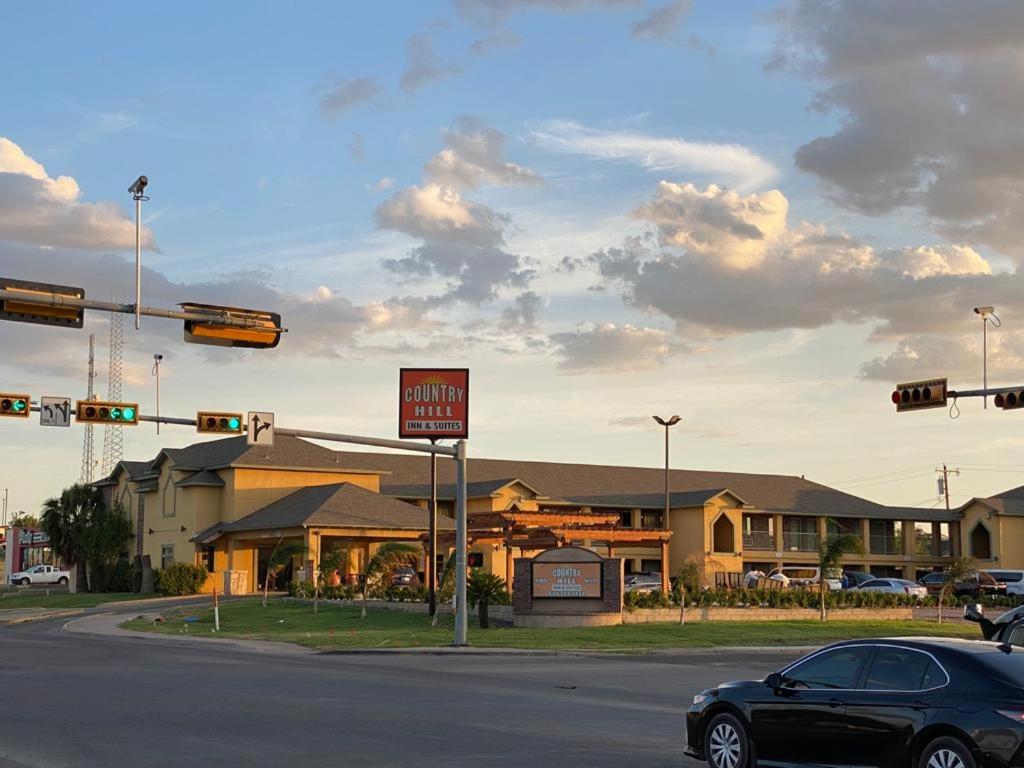 un'auto ferma al semaforo di un incrocio di Country Hill Inn & Suite Eagle Pass a Eagle Pass