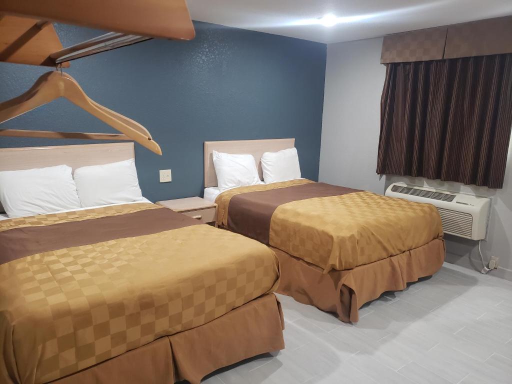 Postel nebo postele na pokoji v ubytování Village Inn Cotulla