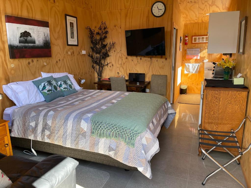 sypialnia z łóżkiem, biurkiem i telewizorem w obiekcie Glenwai w mieście Motueka