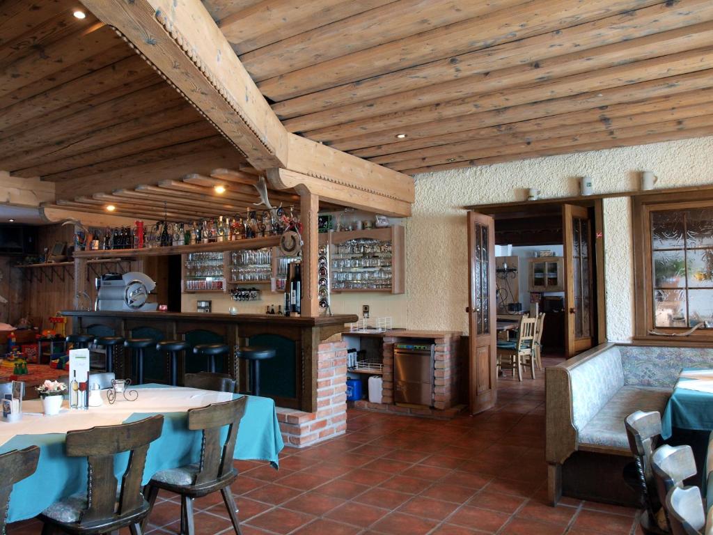 The lounge or bar area at Sportpension Ramlhof