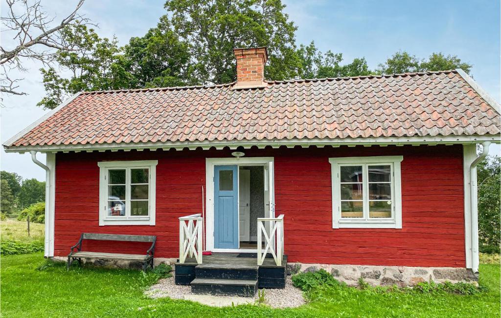 een rood tiny house met een rood dak bij Beautiful Home In Tjllmo With 1 Bedrooms in Finspång