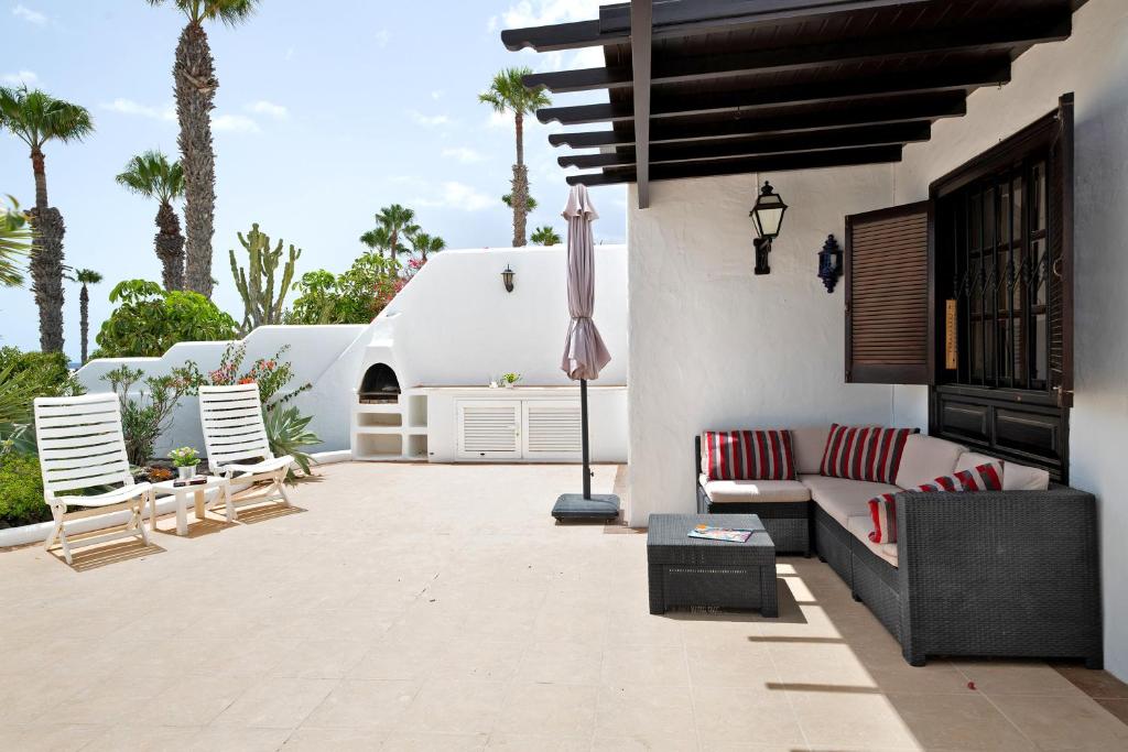 A seating area at Puerto Chico B