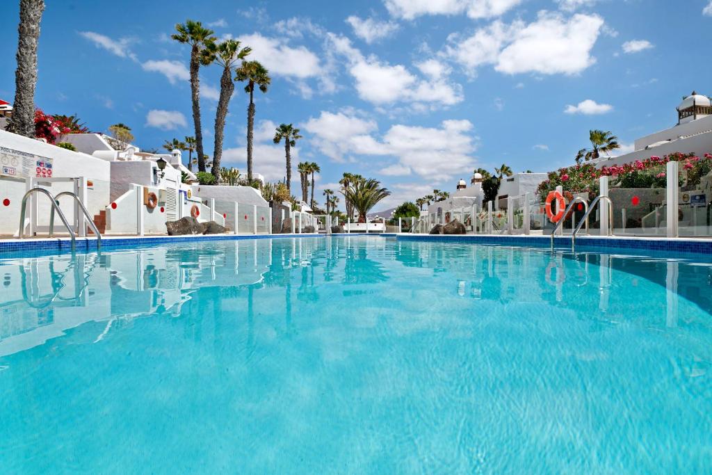 The swimming pool at or close to Puerto Chico B