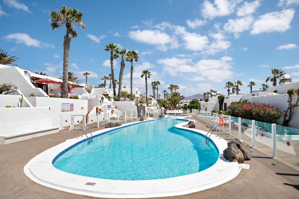 The swimming pool at or close to Puerto Chico B