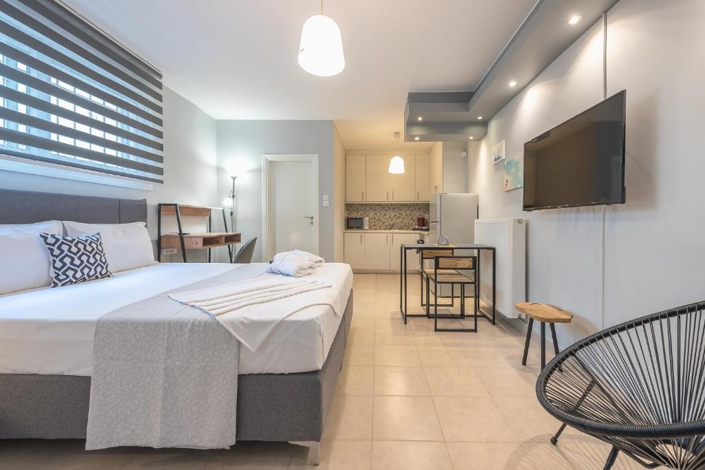 1 dormitorio con 1 cama grande y cocina en The Boutique Studio by CloudKeys, en Atenas