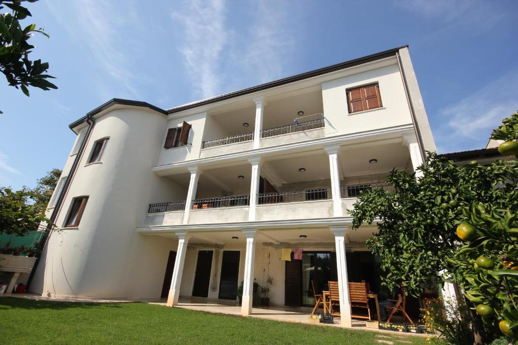 Apartments with parking space Rovinj - 7185