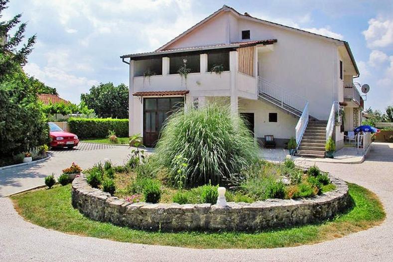 une maison avec un jardin en face dans l'établissement Family friendly apartments with a swimming pool Lindar, Central Istria - Sredisnja Istra - 7197, à Pazin