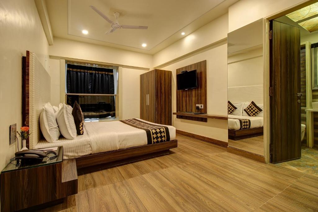 Hotel Mumbai House Juhu, Santacruz West, Mumbai - Deluxe King Room