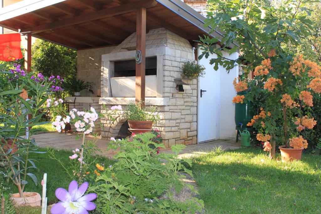 Ogród w obiekcie Apartments with a parking space Umag - 7147
