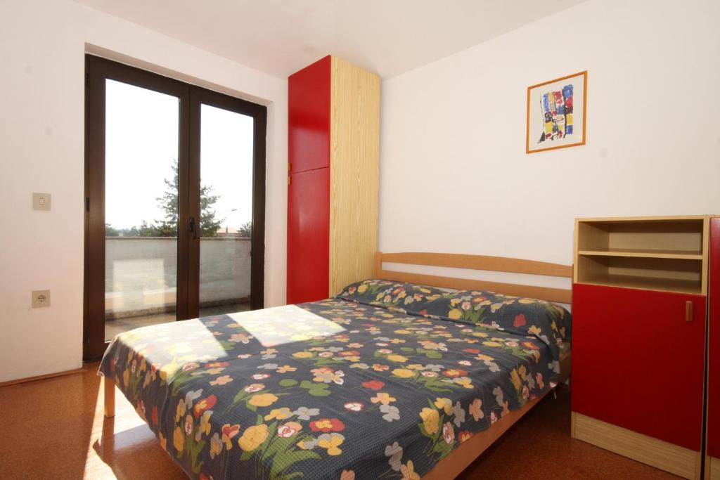 Tempat tidur dalam kamar di Apartments with a parking space Umag - 7171