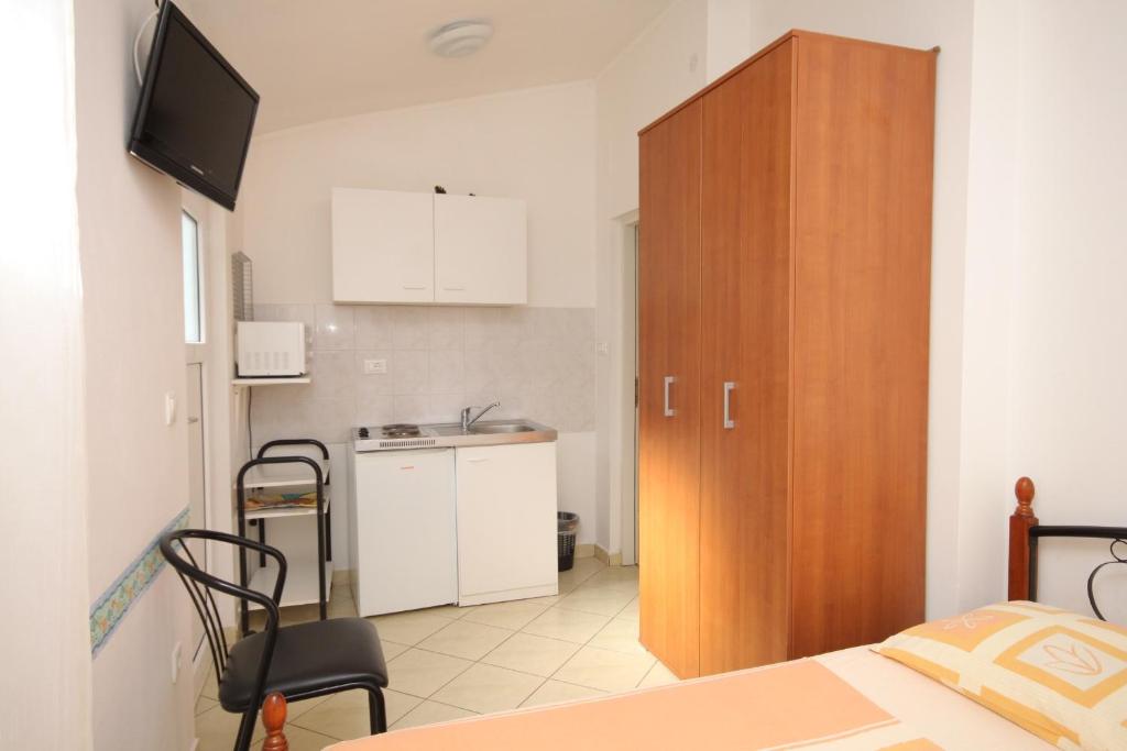 Kuchyňa alebo kuchynka v ubytovaní Studio Umag 7126a