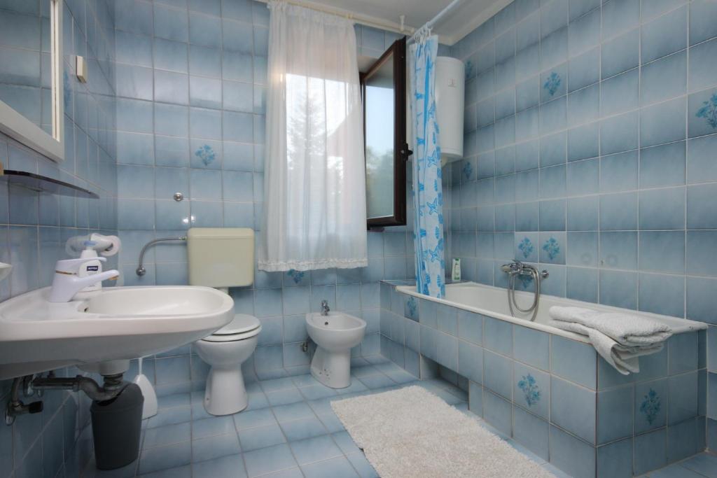 Koupelna v ubytování Apartments and rooms by the sea Umag - 7132