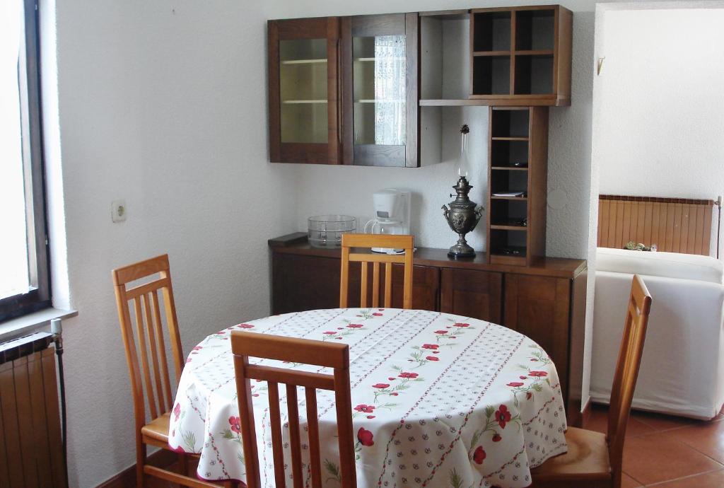 Postel nebo postele na pokoji v ubytování Apartments and rooms by the sea Umag - 7132
