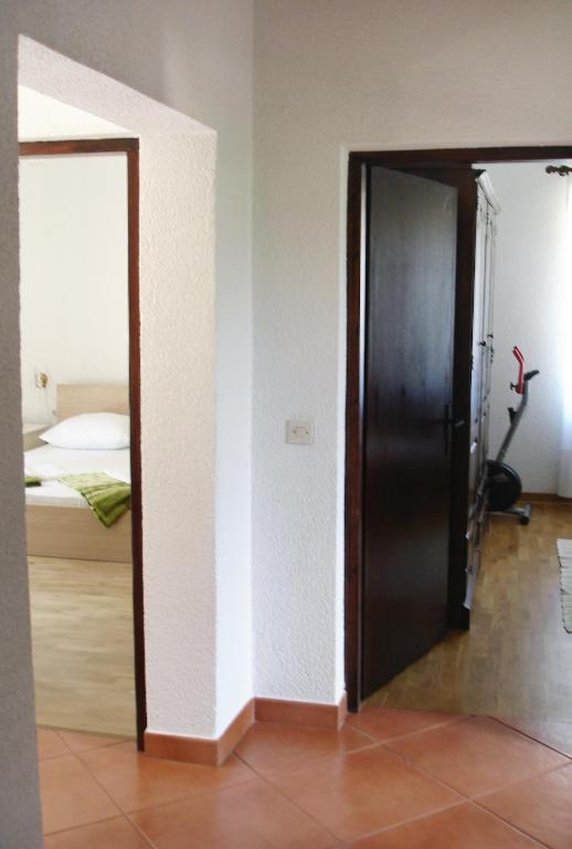 Postel nebo postele na pokoji v ubytování Apartments and rooms by the sea Umag - 7132