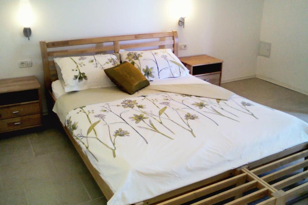 Postel nebo postele na pokoji v ubytování Apartments and rooms by the sea Umag - 7132
