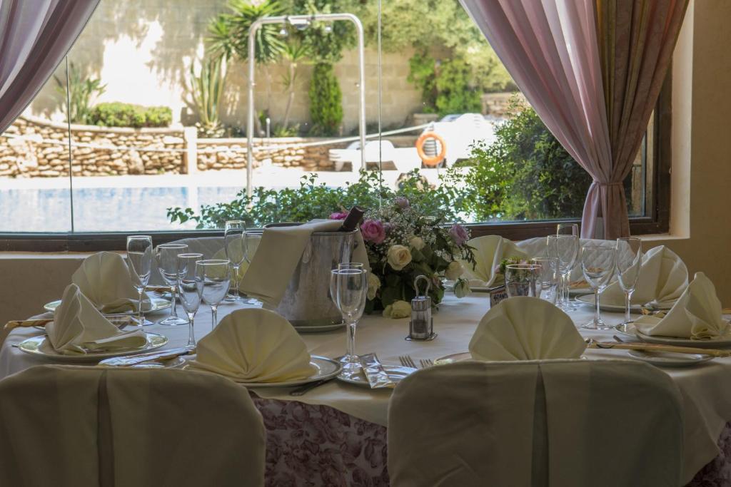 Výhled na řeku, která protéká v blízkosti hotelu