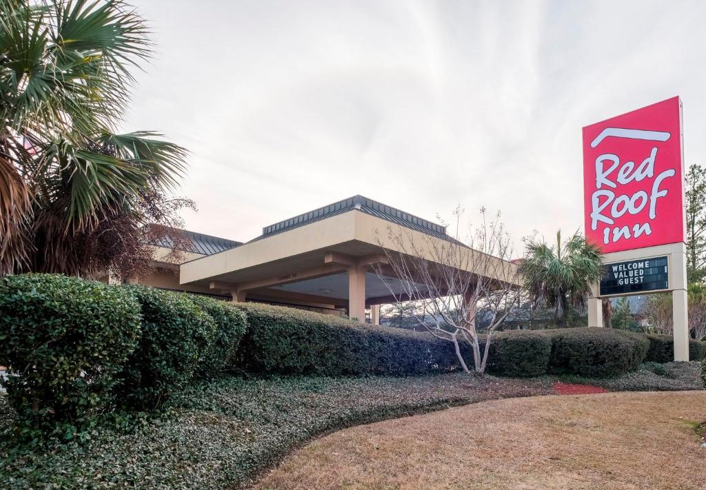 a red roof inn sign in front of a building at Red Roof Inn Augusta – Washington Road in Augusta