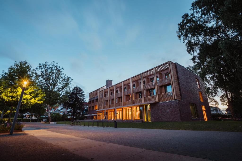 um edifício com uma luz de rua em frente em SeeLoge Eutin em Eutin