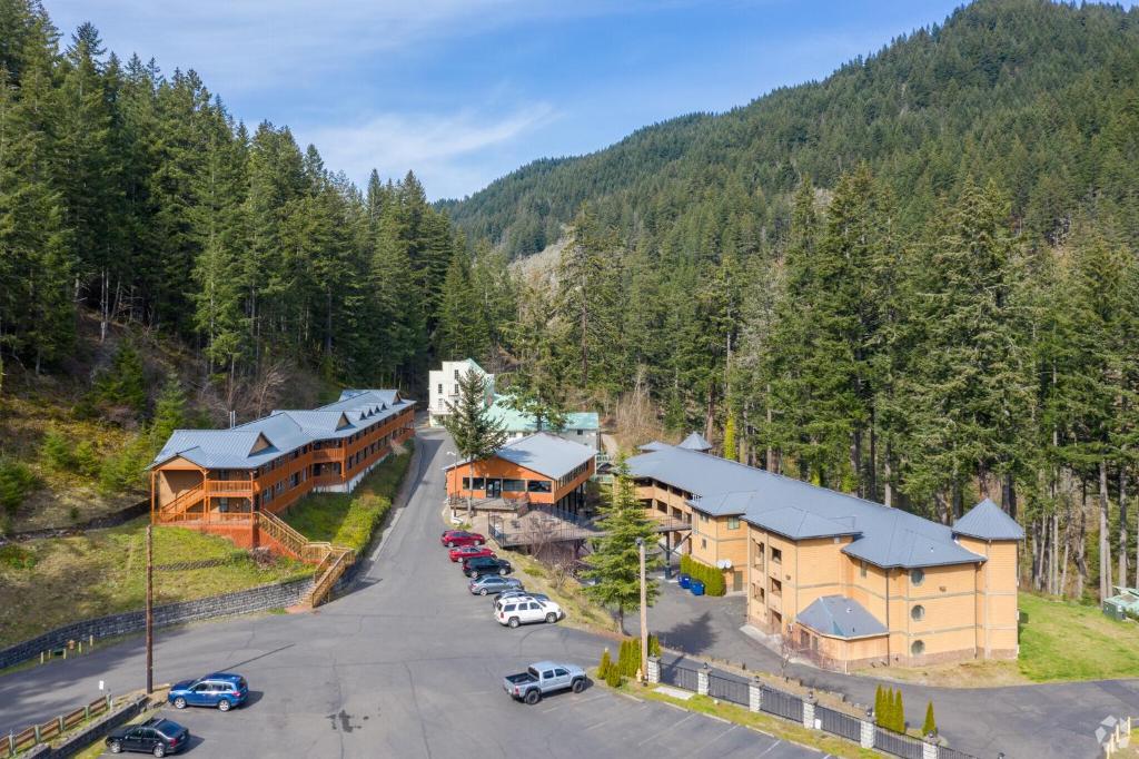 una vista aerea di un resort con auto parcheggiate in un parcheggio di Carson Hot Springs Resort & Spa a Carson