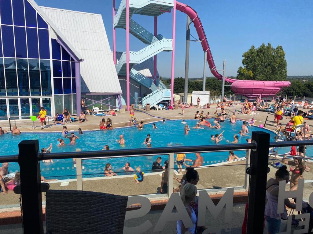 un gruppo di persone in una piscina in un parco acquatico di Sussex by the sea holiday home a Hastings