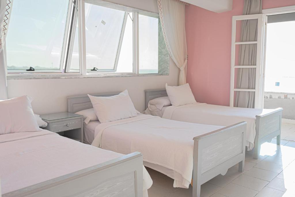 Postel nebo postele na pokoji v ubytování فندق الشاطئ رأس البر-Beach Hotel Ras Elbar