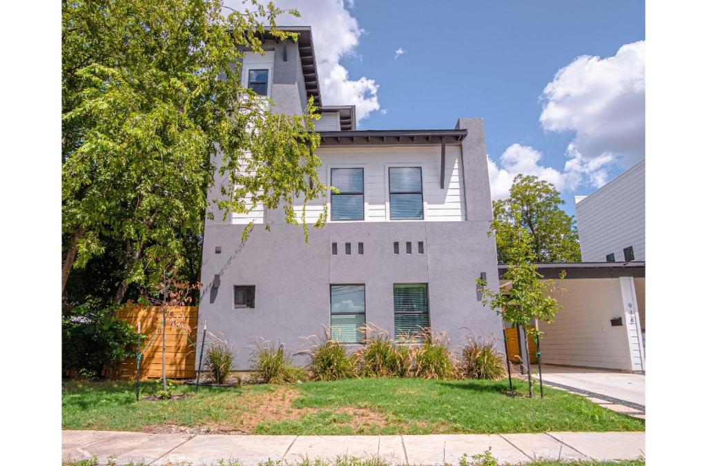 Gorgeous 3 BR 2 BA Near Amazing Downtown - Three-Bedroom Apartment