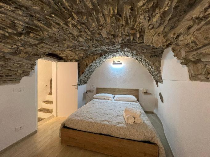 เตียงในห้องที่ Appartamento incantevole La Grotta