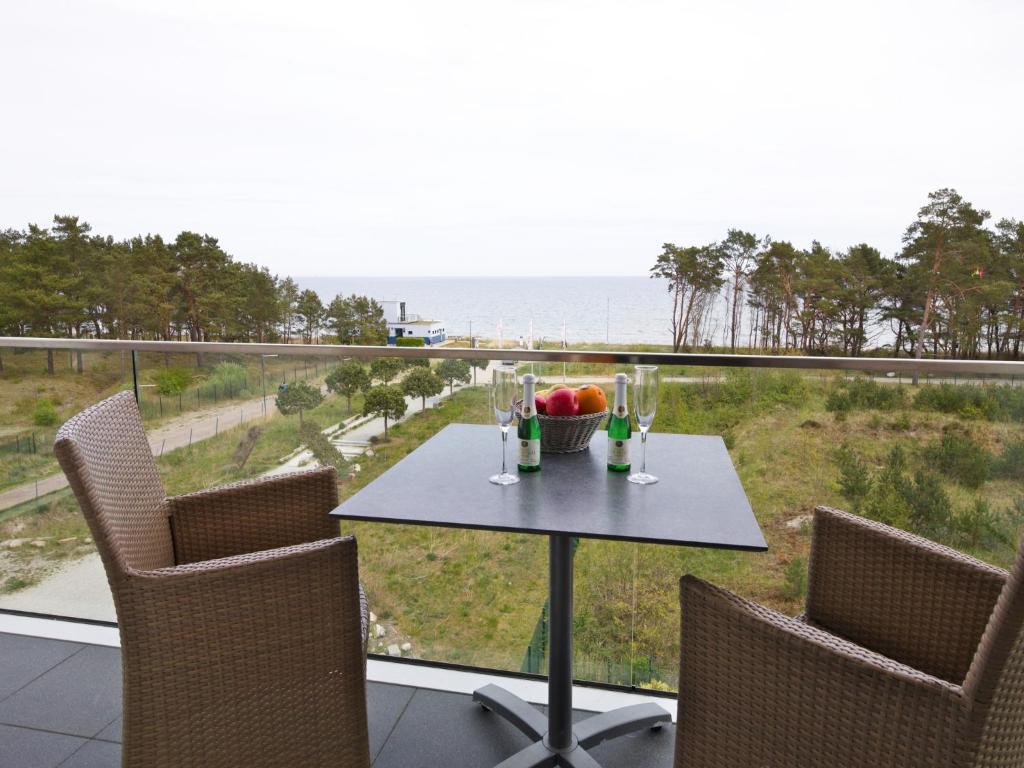 einen Tisch mit einer Obstschale auf dem Balkon in der Unterkunft Dünenresidenz Prora - Ferienwohnung mit Meerblick, 1 Schlafzimmer und Balkon NP-401 in Binz