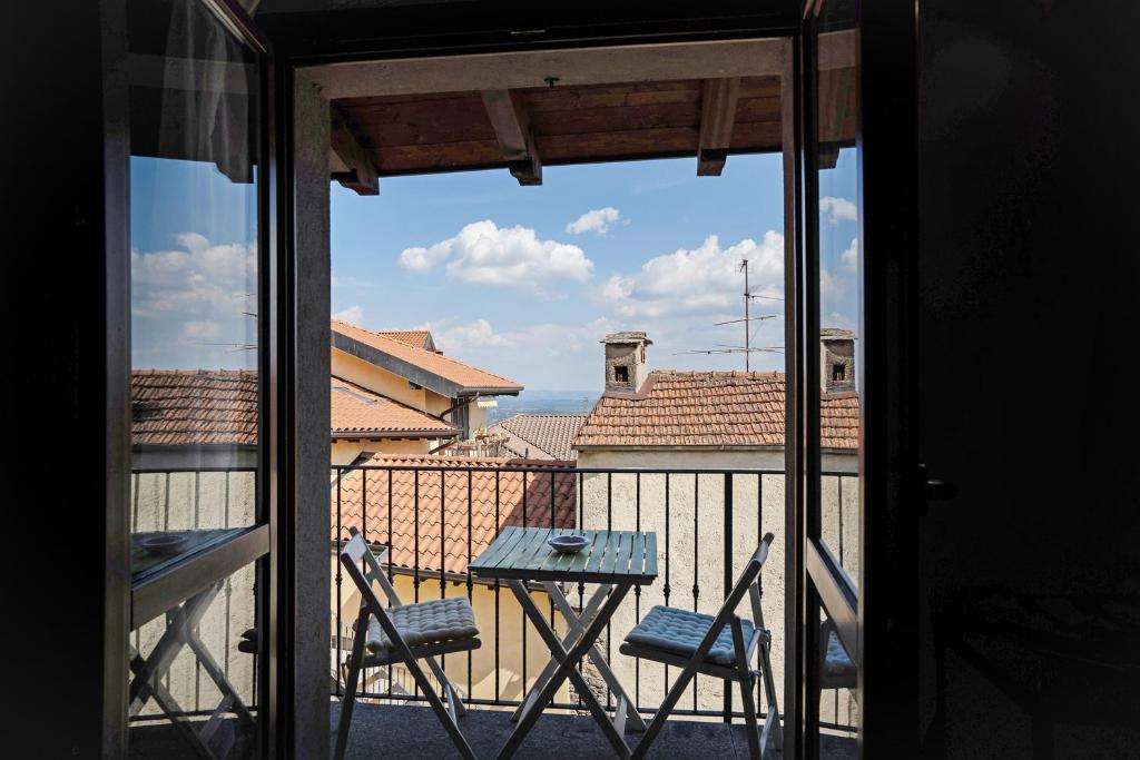 balcón con vistas a una mesa y sillas en La Casa di Annibale, en Massino Visconti