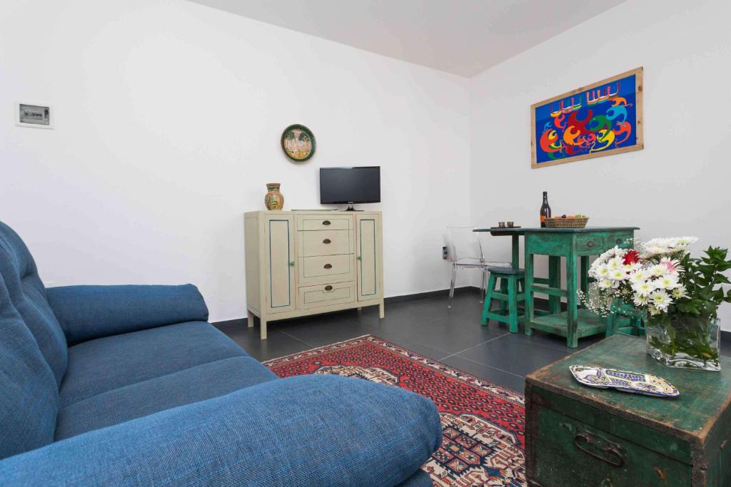 A television and/or entertainment centre at Guascone Apartments