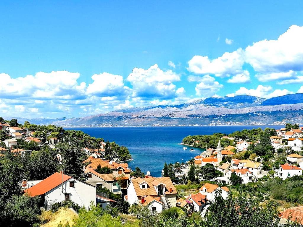 a town on a hill with a body of water at Apartman Čanaki Splitska in Splitska