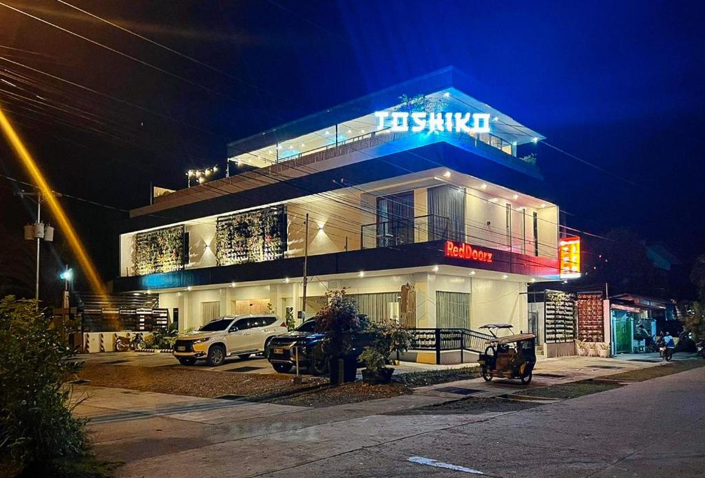 un camion blanc garé devant un bâtiment la nuit dans l'établissement RedDoorz Plus @ Toshiko Boutique Hotel Koronadal City, à Koronadal
