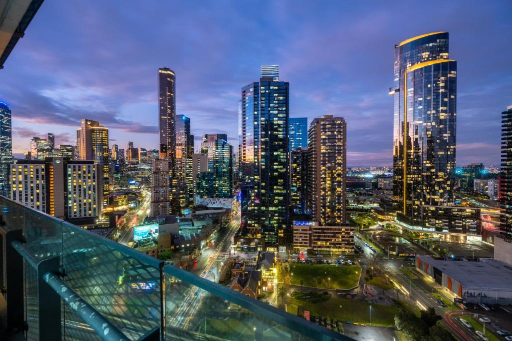 widok na panoramę miasta w nocy w obiekcie Mega Style Apartments Mainpoint w Melbourne