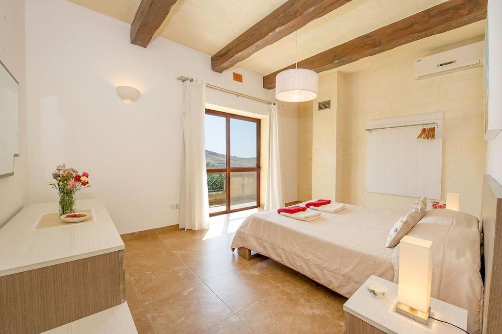 Postel nebo postele na pokoji v ubytování Tfiefa Holiday Home