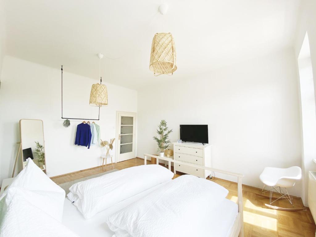 Sunny Apartment near Belvedere Castle - 1