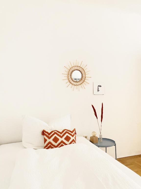 Sunny Apartment near Belvedere Castle - 4