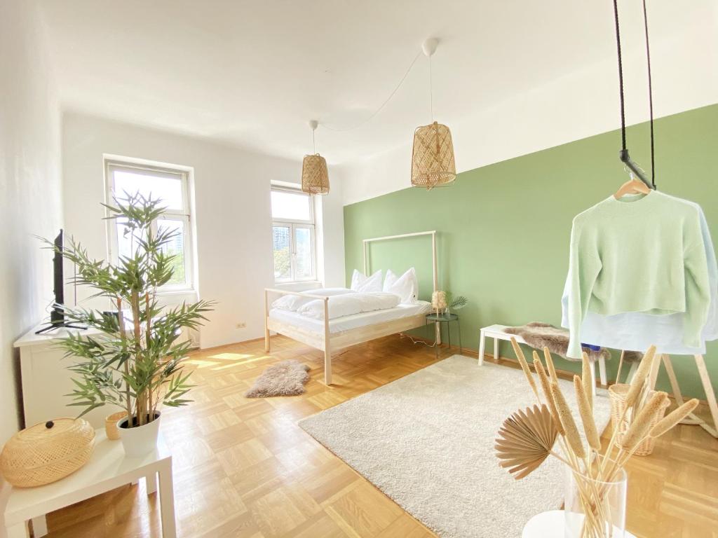 Sunny Apartment near Belvedere Castle - 2