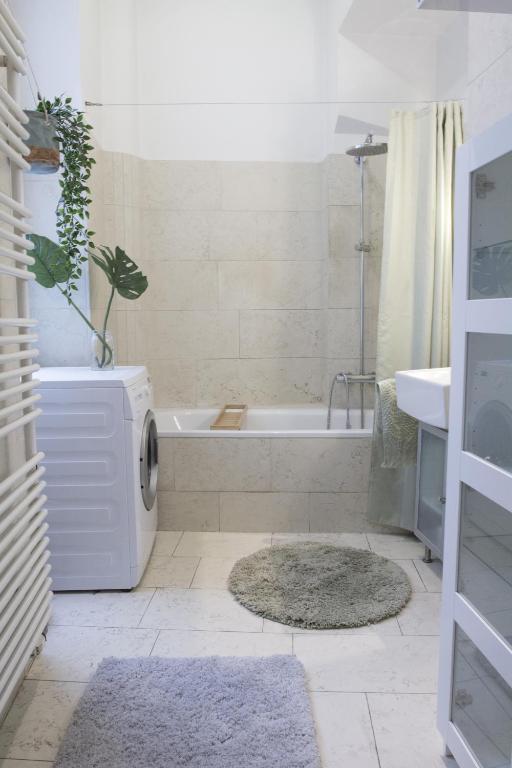 Sunny Apartment near Belvedere Castle - 12