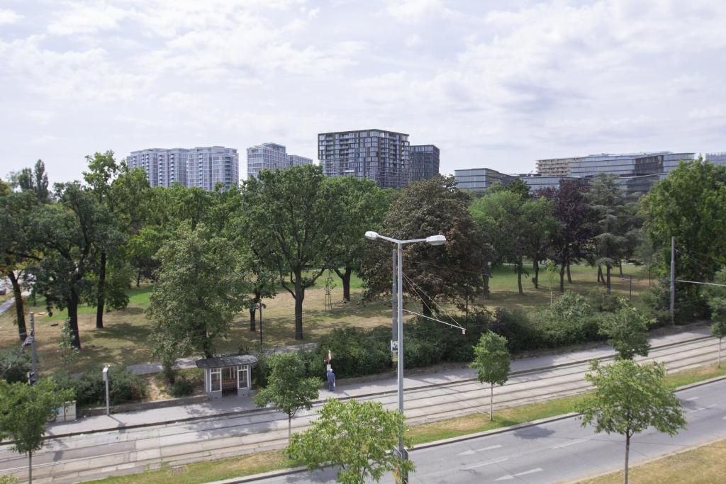 Sunny Apartment near Belvedere Castle - 9