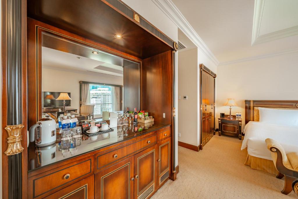 Příslušenství pro přípravu čaje a kávy v ubytování Lotte Hotel Saigon
