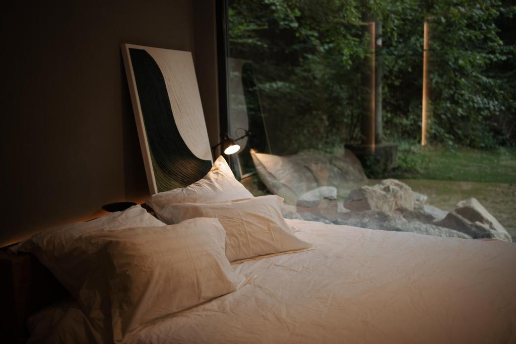 um quarto com uma cama grande e uma janela em KONTAINERLOFT em Laz
