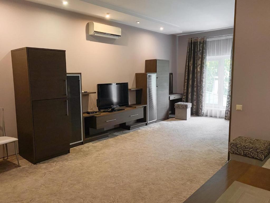 Rudison Hotel & Restaurant - Deluxe Room (2 Adults + 1 Child)
