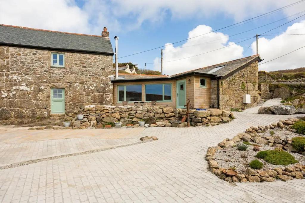 The Olde Piggery, on the coast, Zennor, St Ives - Housity