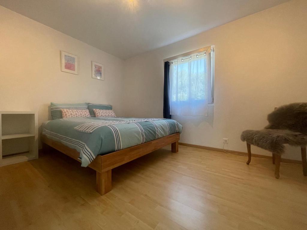 - une petite chambre avec un lit et une fenêtre dans l'établissement Happy Connection, à Villarvolard