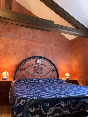 - une chambre avec un lit et une couverture bleue dans l'établissement Penthouse Of Venice, à Venise