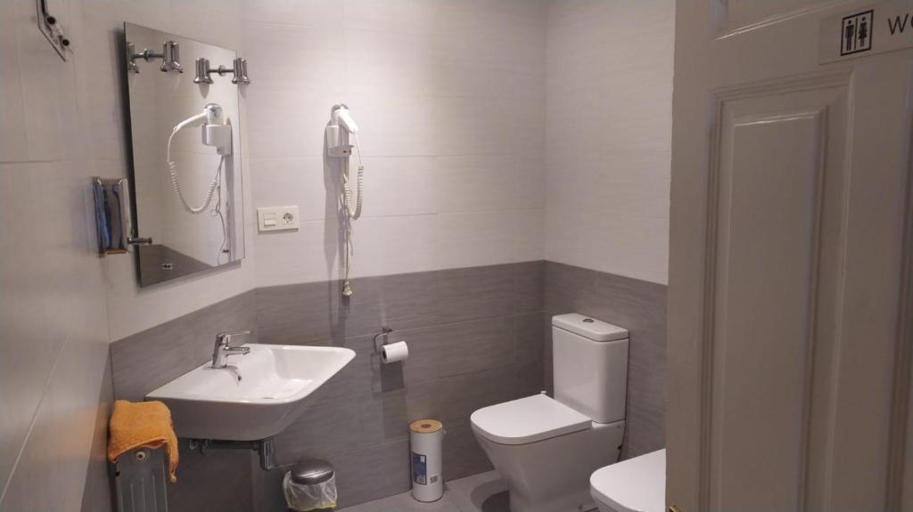 Een badkamer bij Pensión Manoli