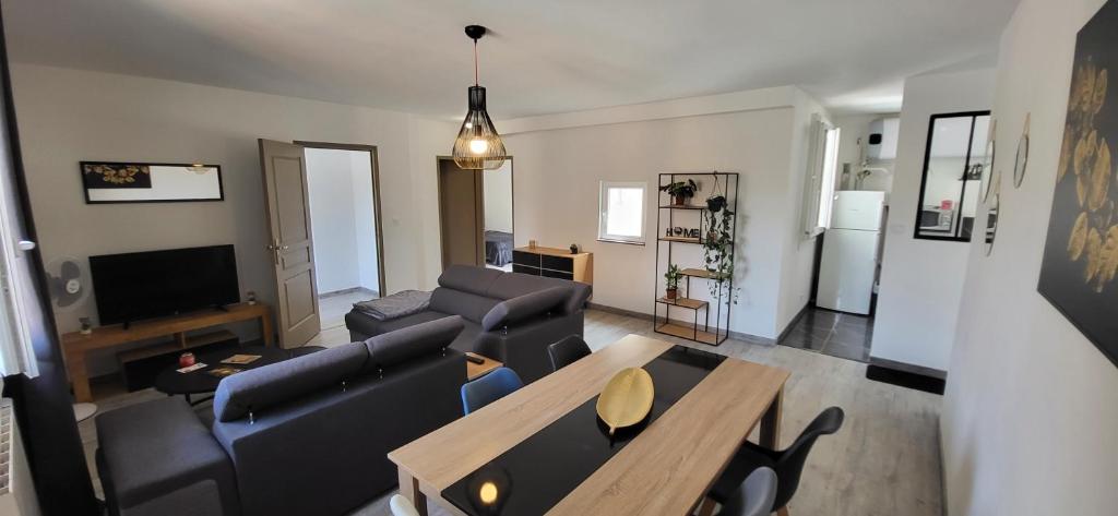 - un salon avec un canapé et une table dans l'établissement Résidence du soleil, à Béziers