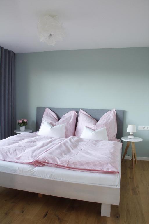 A bed or beds in a room at Apartment Edelweiss jetzt mit Sommercard